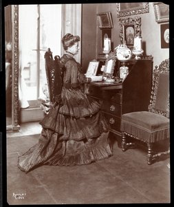 Mrs. K. Duer an ihrem Schreibtisch, New York, 1906